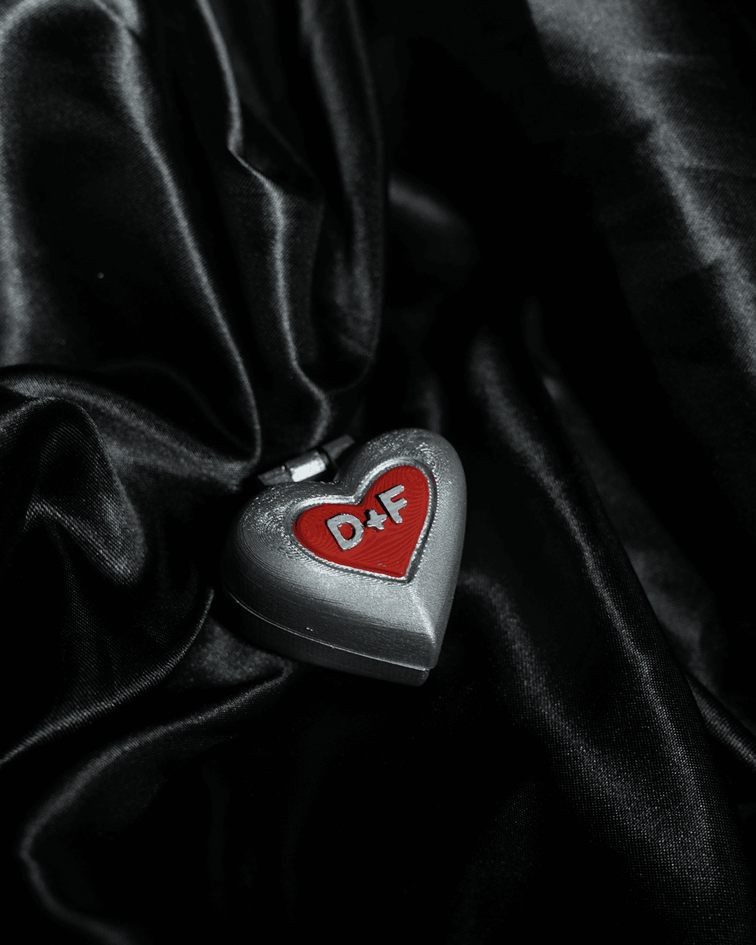 Personalisiertes romantisches Valentinstagsgeschenk: Rosen- und Herz-Ringbox