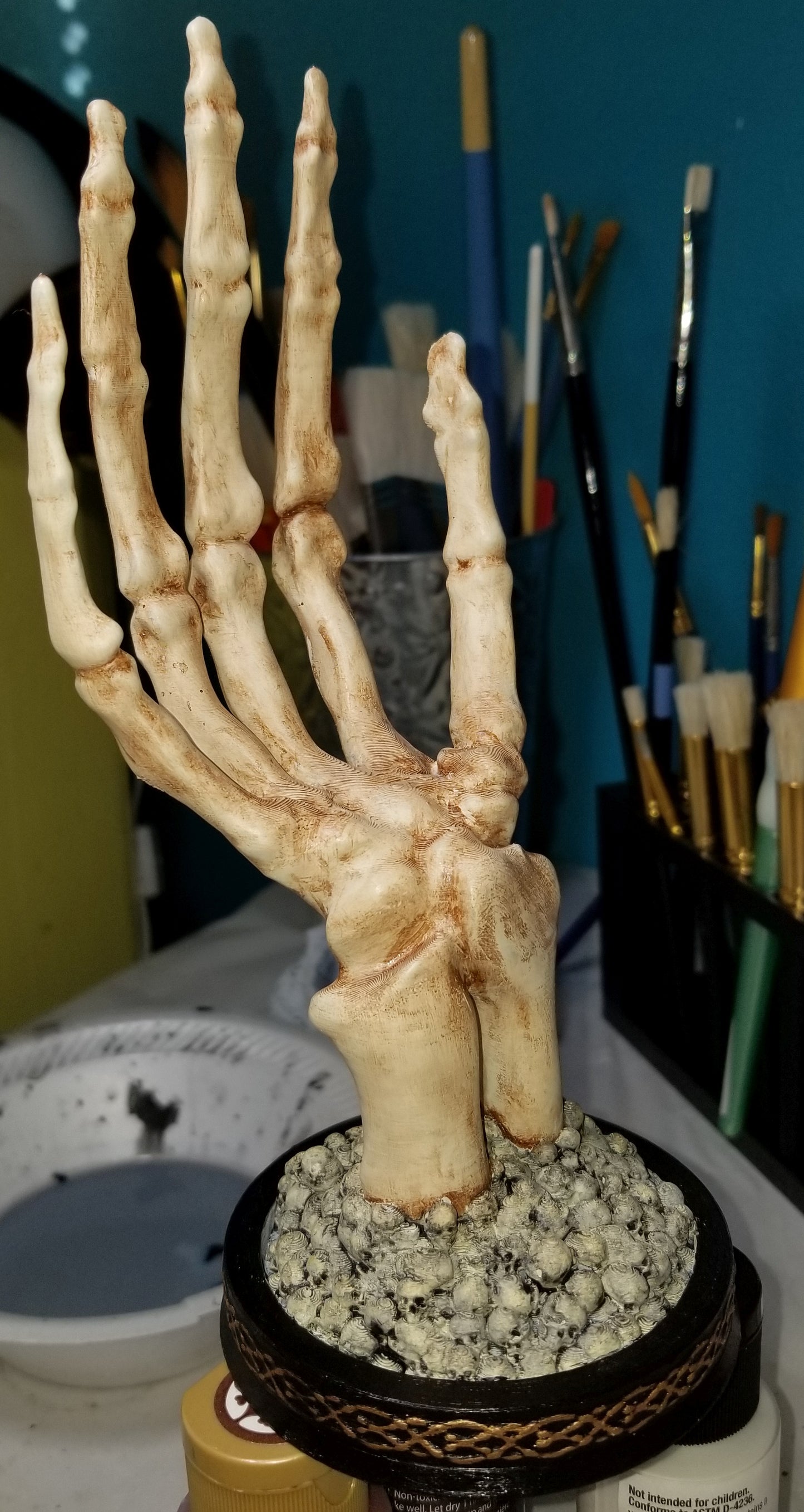 Schmuckhalter in Form einer Skeletthand, großer Schmuckständer in Form einer Skeletthand