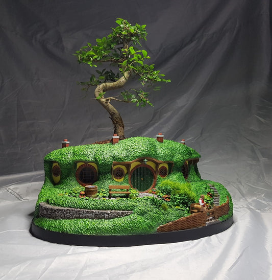 Hobbit Evi Ve Bilbo Baggins Boyalı Figür Büyük Boy (20 Cm Çap)
