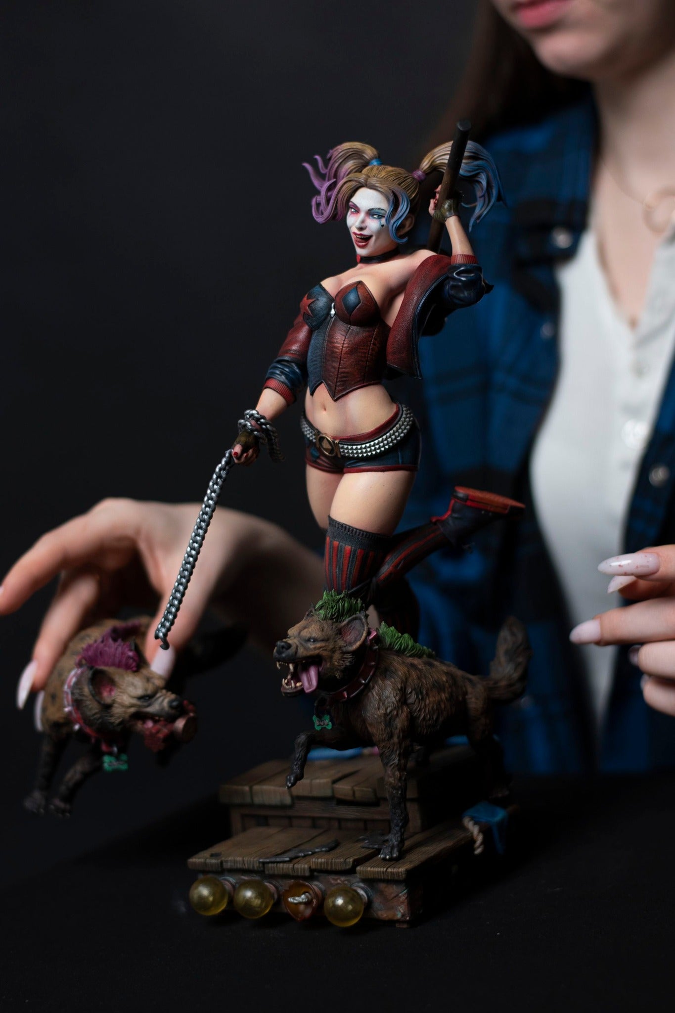 Harley Quinn and Dogs Naughty Girl Bemalte Figur 25 CM