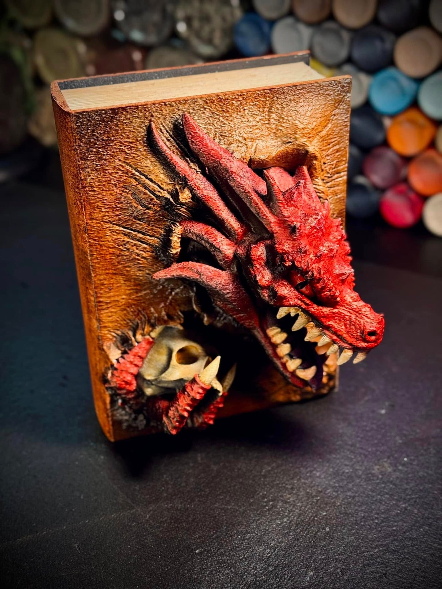 Roter Drachenbuchkasten