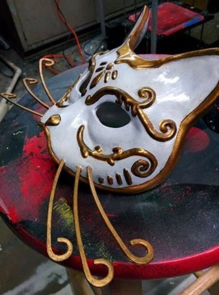 Ball-Katzenmaske Weiß mit goldenen Details Halloween