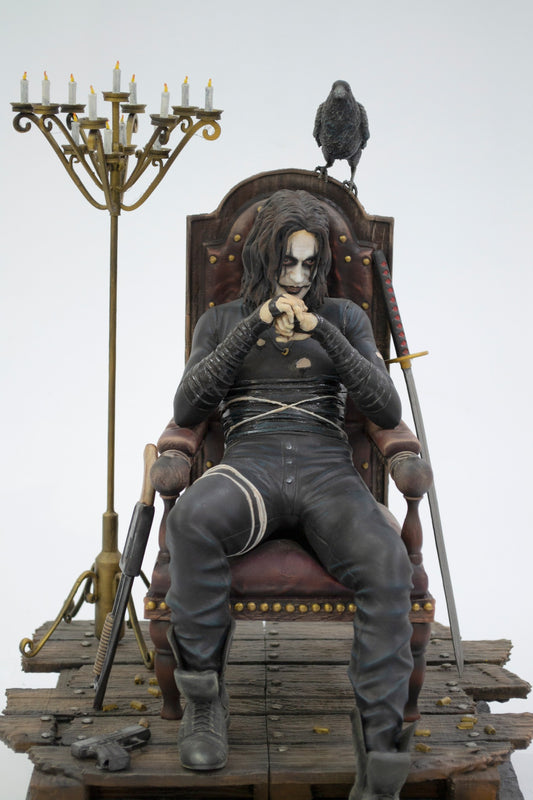 The Crow Thronbemalte Figur 25 cm