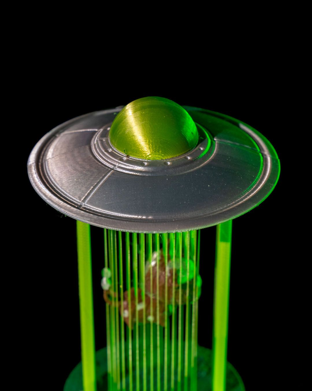 UFO-Figur entführt Kuh, in den Weltraum gebeamt, Deko-Objekt 12CM