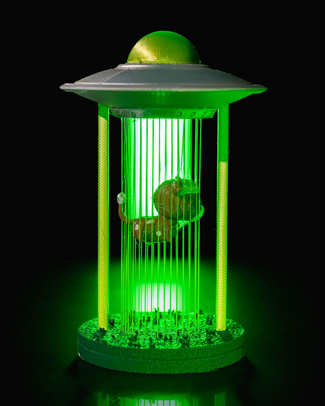 UFO-Figur entführt Kuh, in den Weltraum gebeamt, Deko-Objekt 12CM