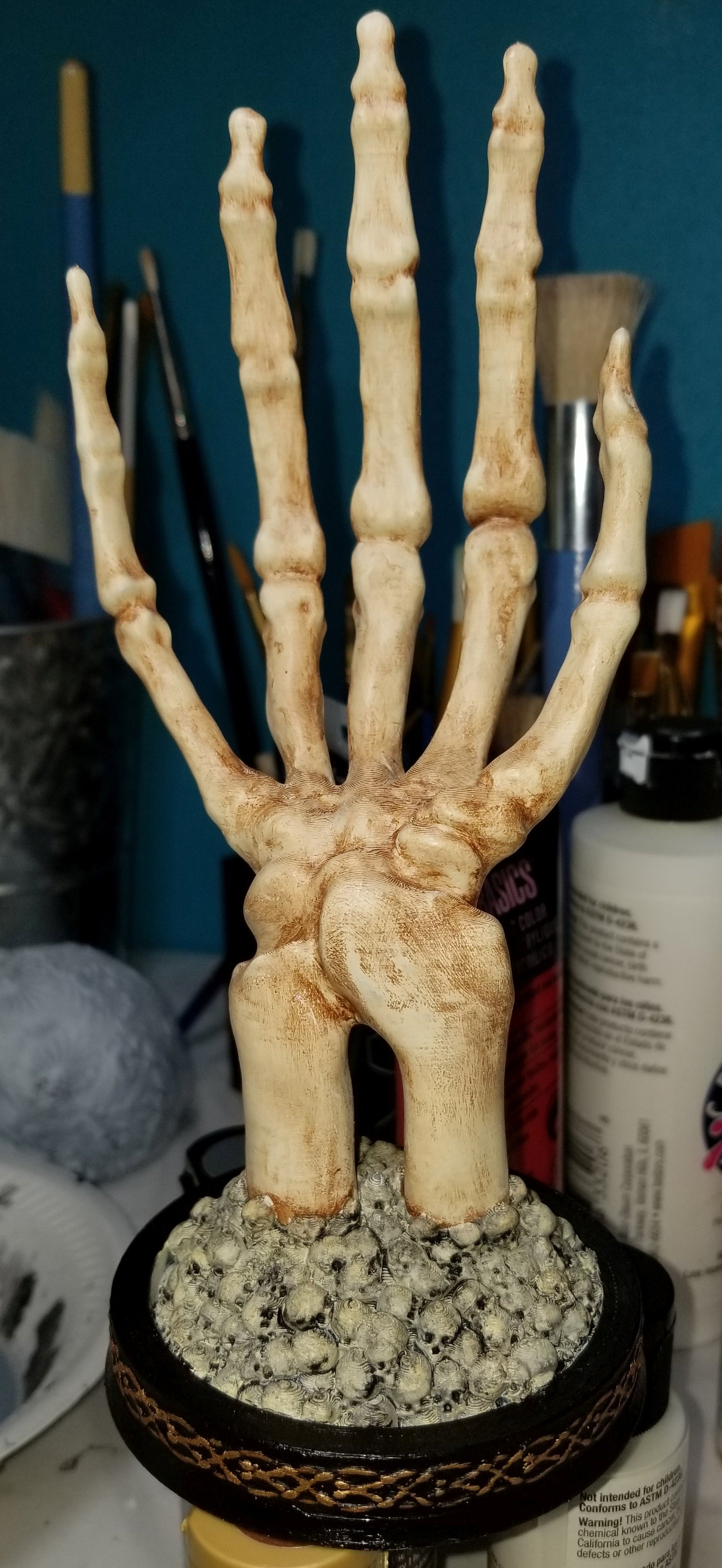 Schmuckhalter in Form einer Skeletthand, großer Schmuckständer in Form einer Skeletthand
