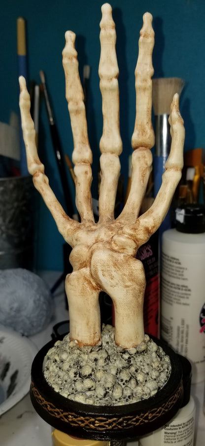 Schmuckhalter in Form einer Skeletthand, großer Schmuckständer in Form einer Skeletthand