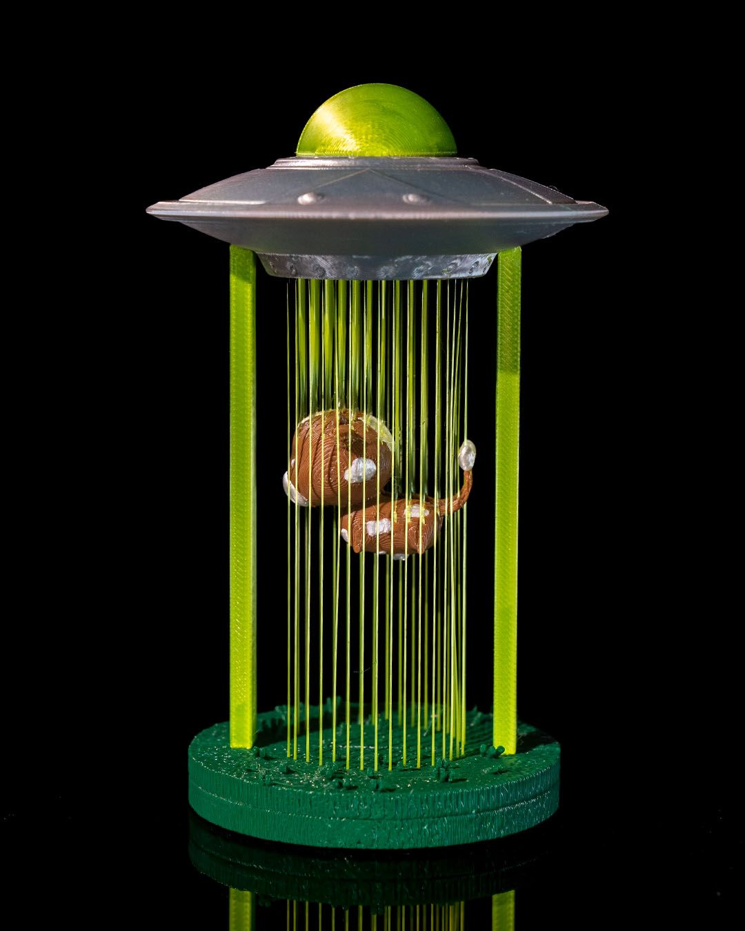 UFO-Figur entführt Kuh, in den Weltraum gebeamt, Deko-Objekt 12CM
