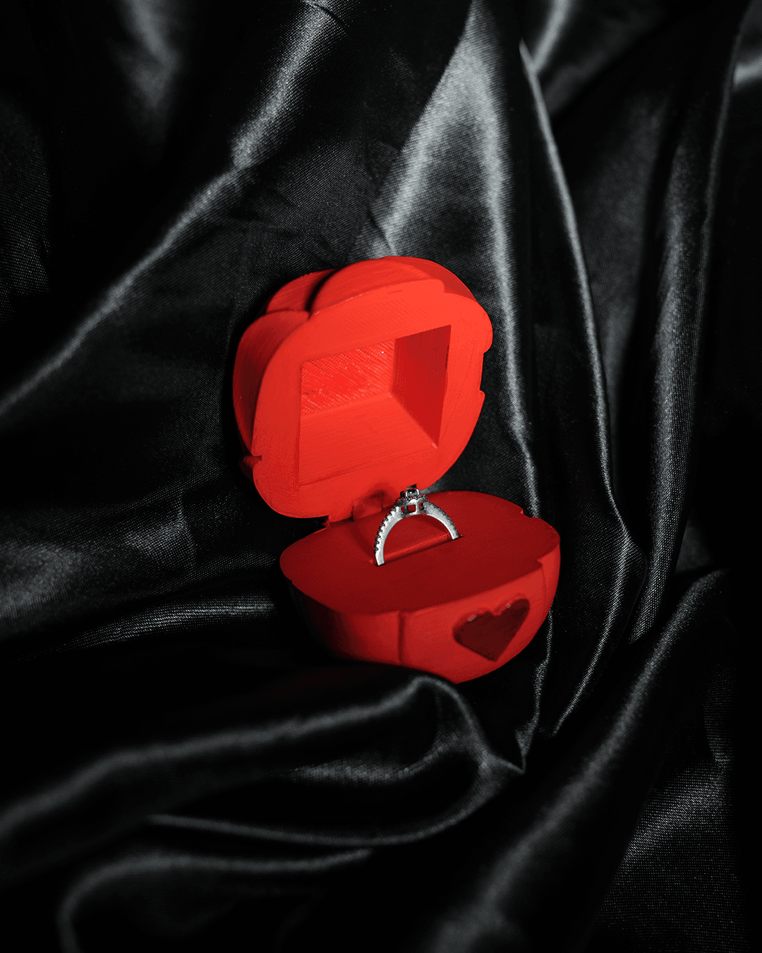 Personalisiertes romantisches Valentinstagsgeschenk: Rosen- und Herz-Ringbox
