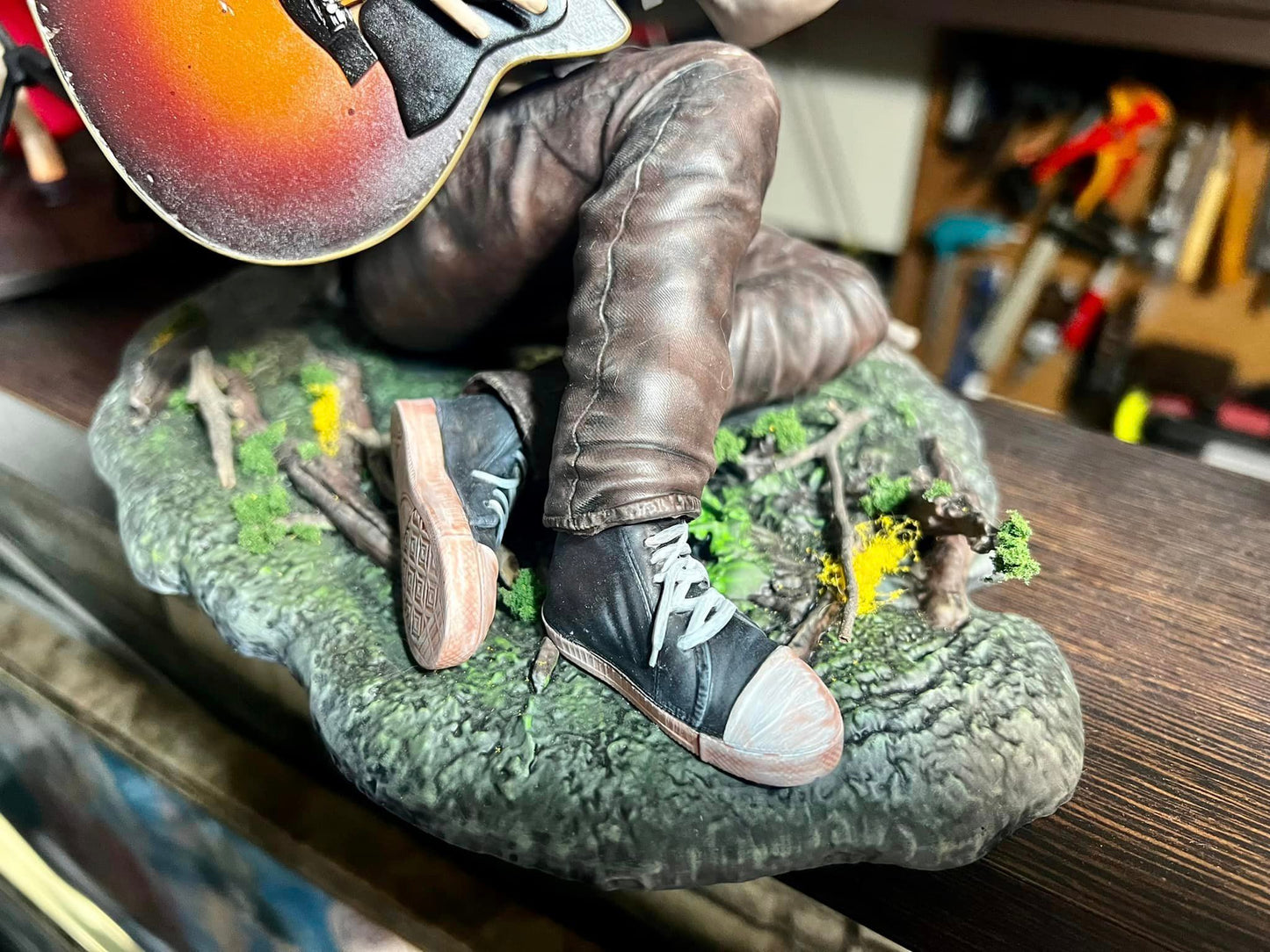 The Last of Us Ellie Figur The Last of Us Ellie Gitar spielend Objekt Groß 25CM