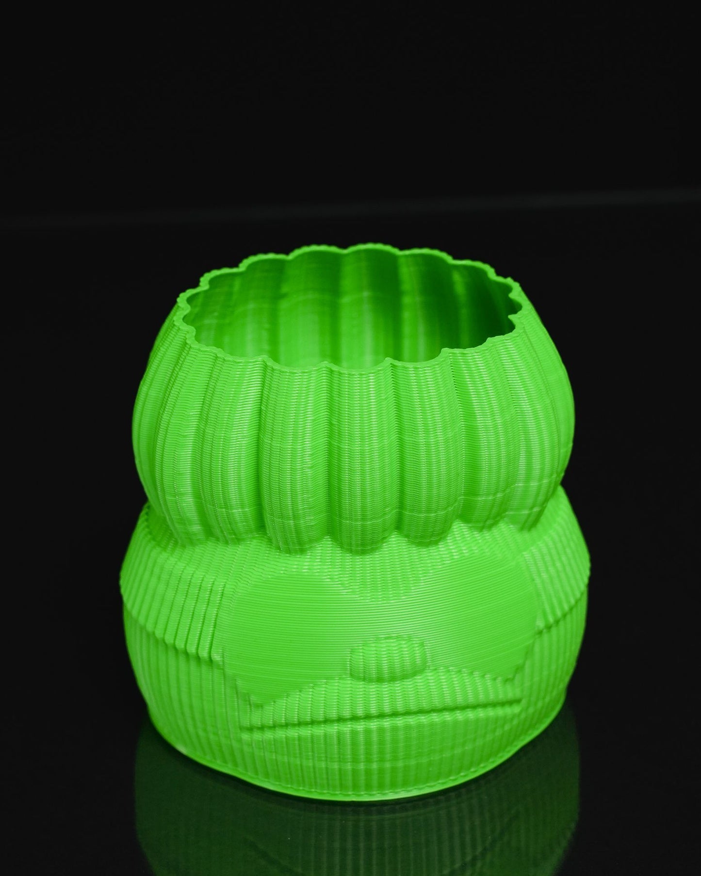 Neongrüne dekorative Blumenvase mit menschlichem Gesicht