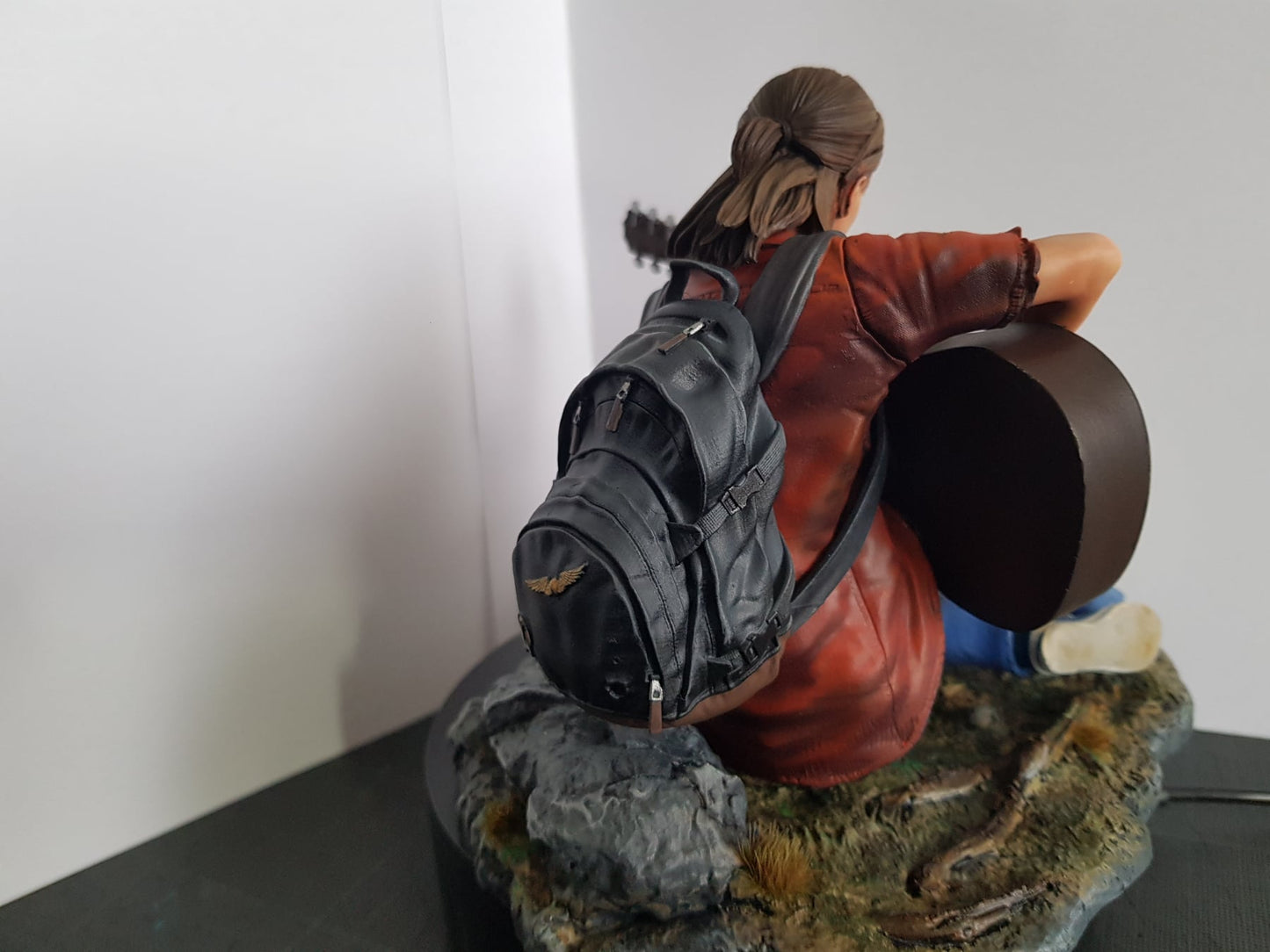 The Last of Us Ellie Figur The Last of Us Ellie Gitar spielend Objekt Groß 25CM