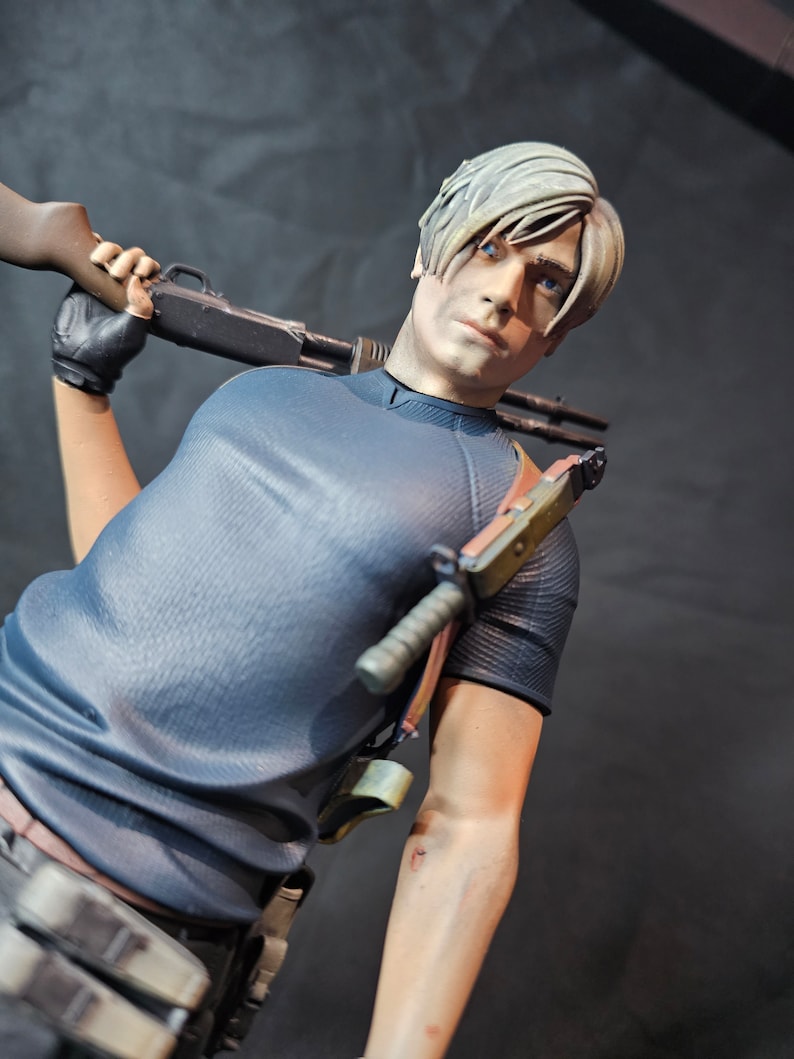 Resident Evil 4 Leon Kennedy Figur Resident Evil 4 Leon Objekt 25CM Groß