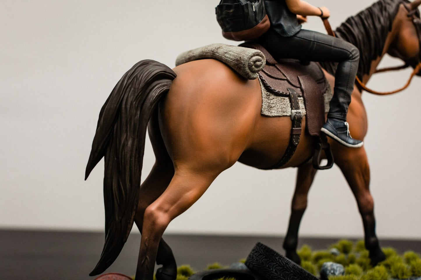 The Last of Us Ellie Figur The Last of Us Pferd und Ellie Objekt Groß 25CM