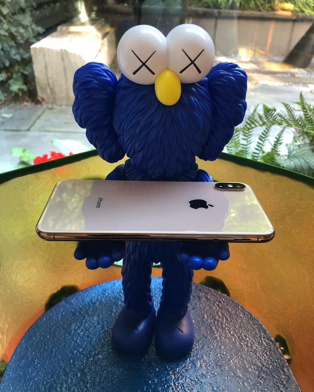 Kaws BFF Handy-Ständer Kaws BFF Handyhalterung Kaws bemalte Figur Großformat