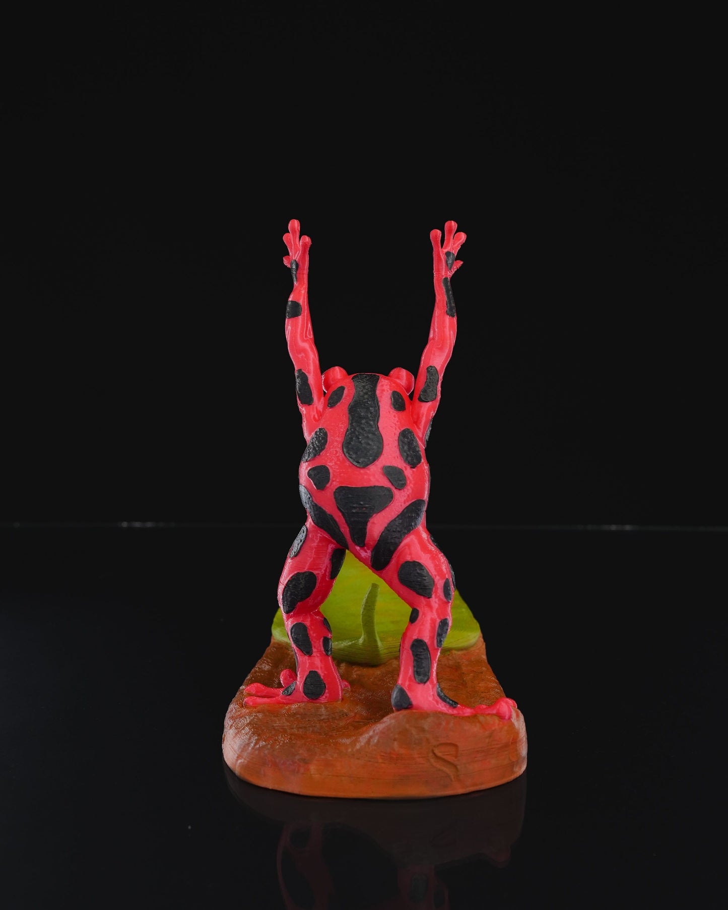 Dekorativer Weinflaschenhalter mit gepunkteter Froschfigur