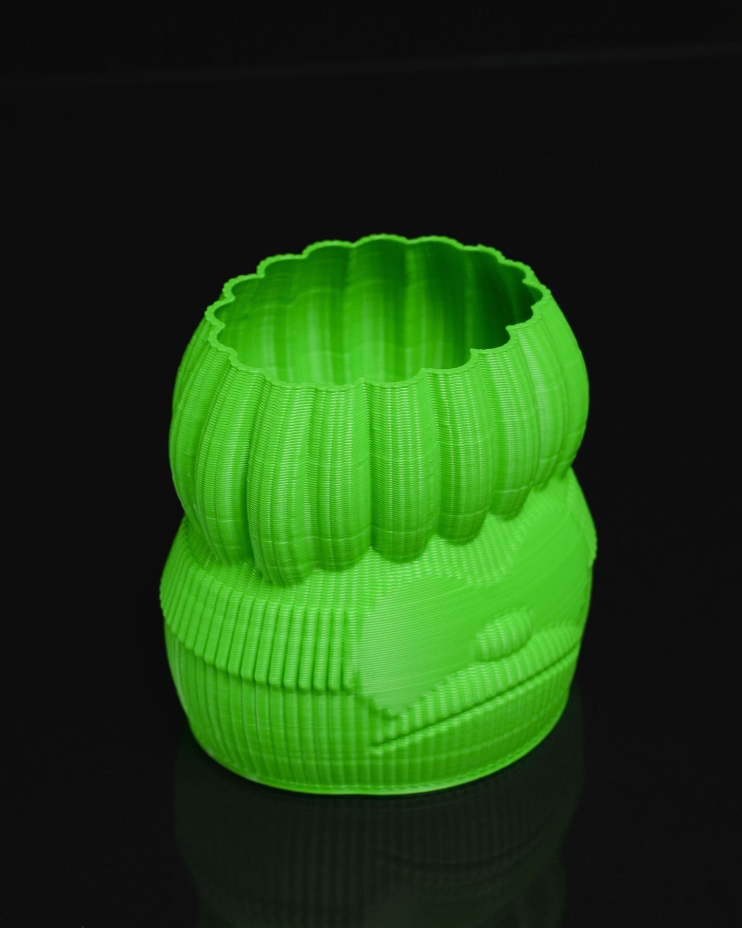 Neongrüne dekorative Blumenvase mit menschlichem Gesicht