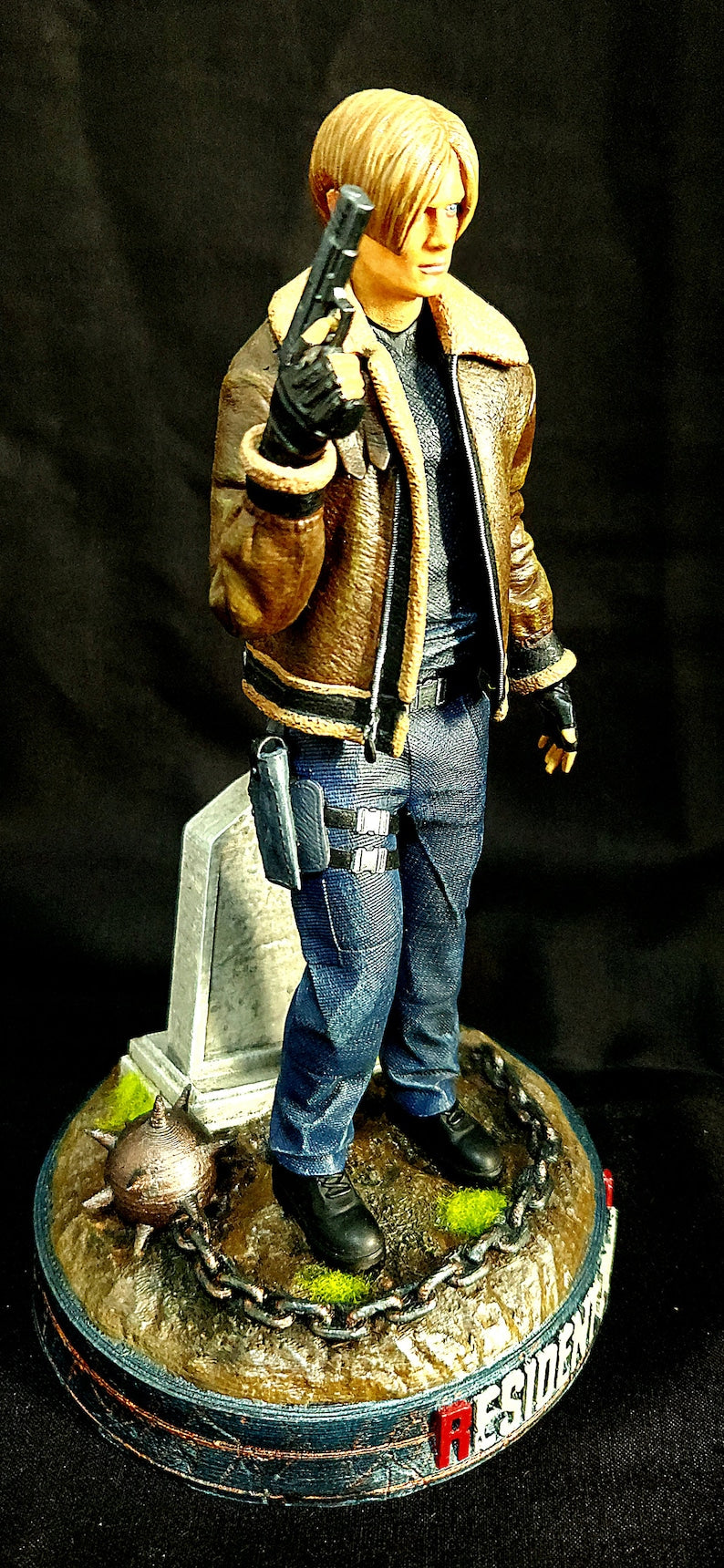 Resident Evil 4 Leon Figur Resident Evil 4 Leon Scott Kennedy Groß 25CM
