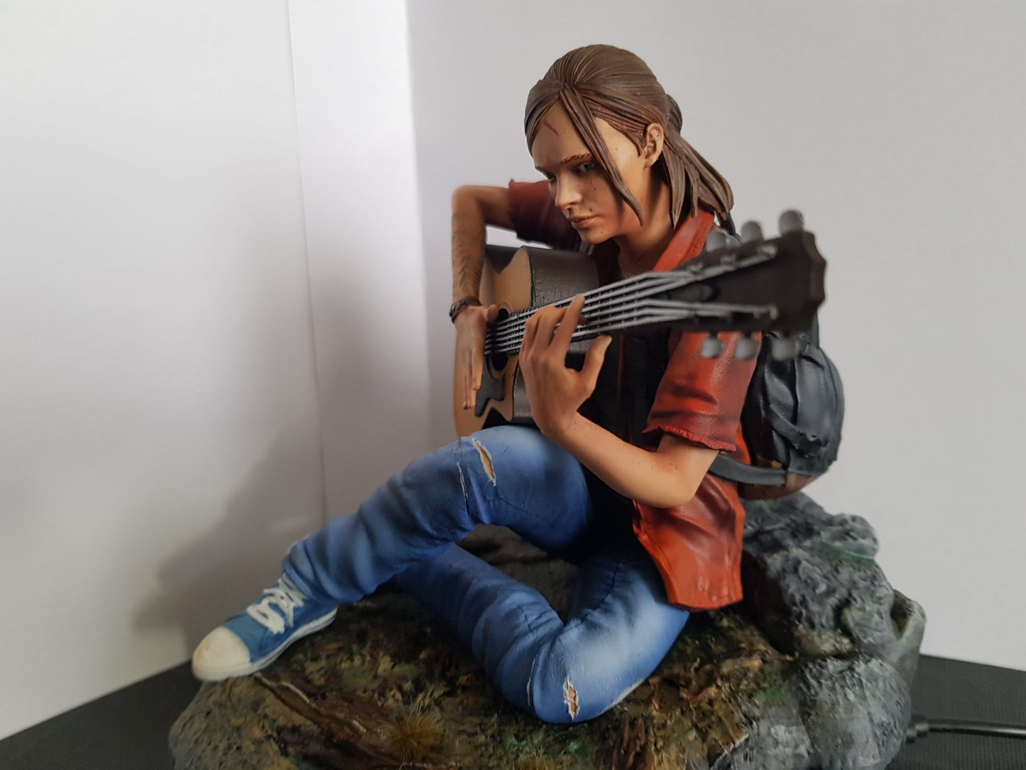 The Last of Us Ellie Figur The Last of Us Ellie Gitar spielend Objekt Groß 25CM