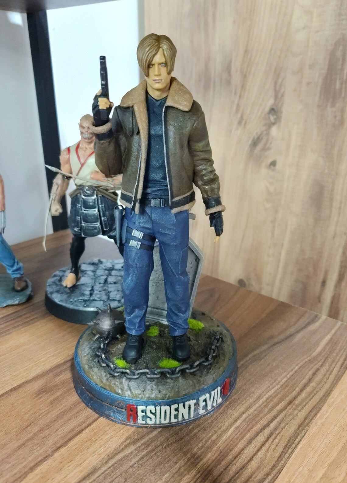 Resident Evil 4 Leon Figur Resident Evil 4 Leon Scott Kennedy Groß 25CM