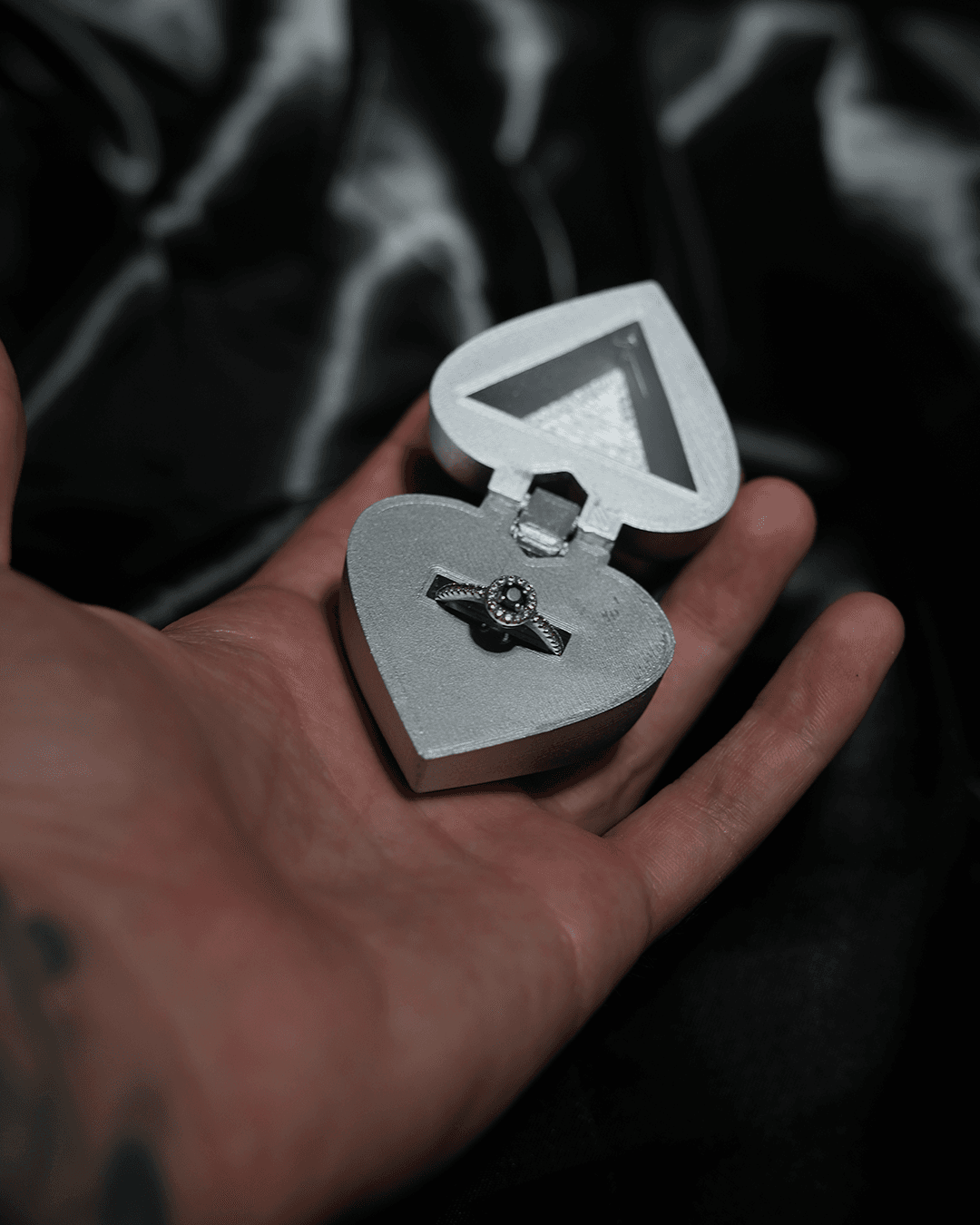 Personalisiertes romantisches Valentinstagsgeschenk: Rosen- und Herz-Ringbox
