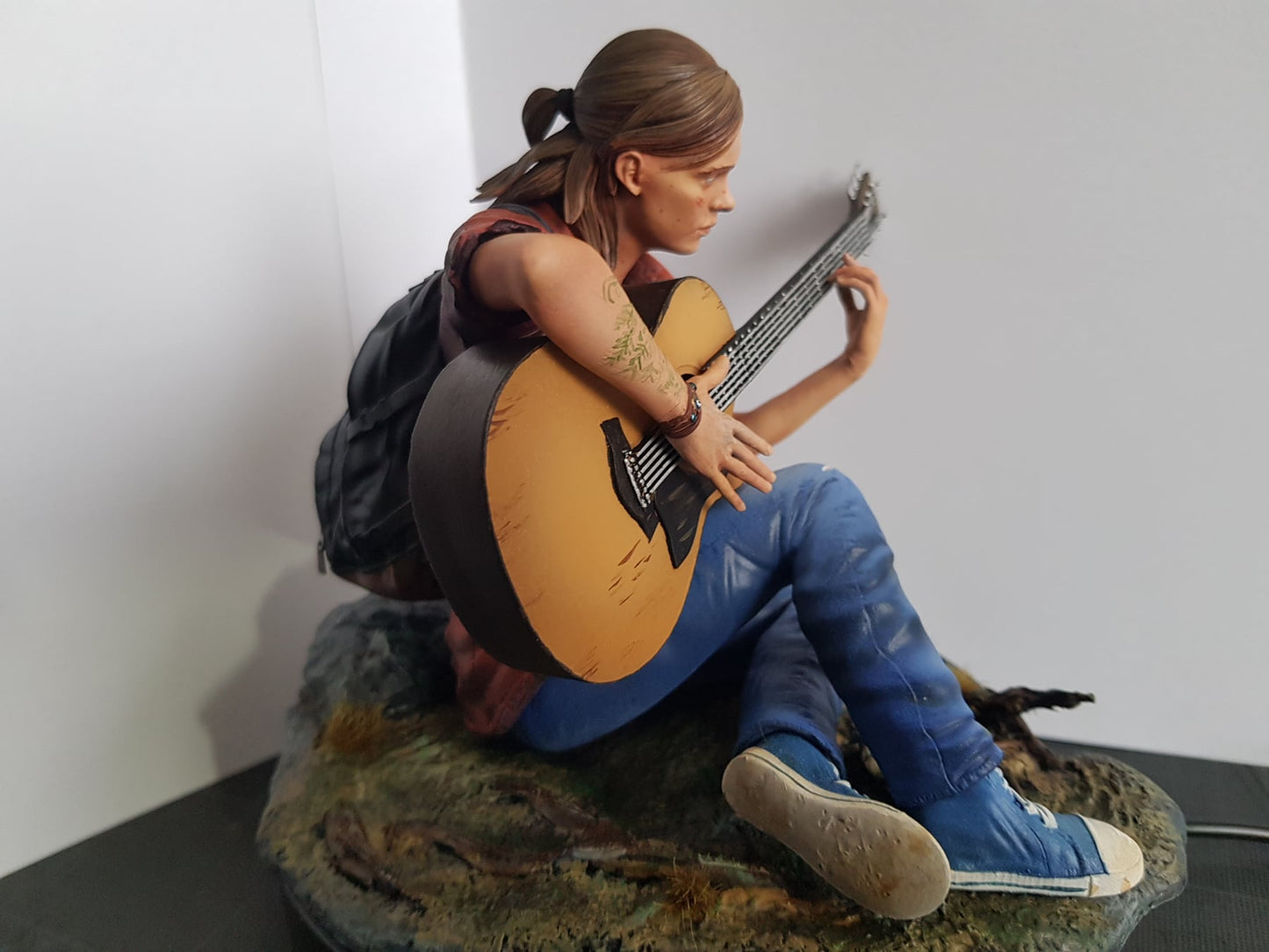 The Last of Us Ellie Figur The Last of Us Ellie Gitar spielend Objekt Groß 25CM
