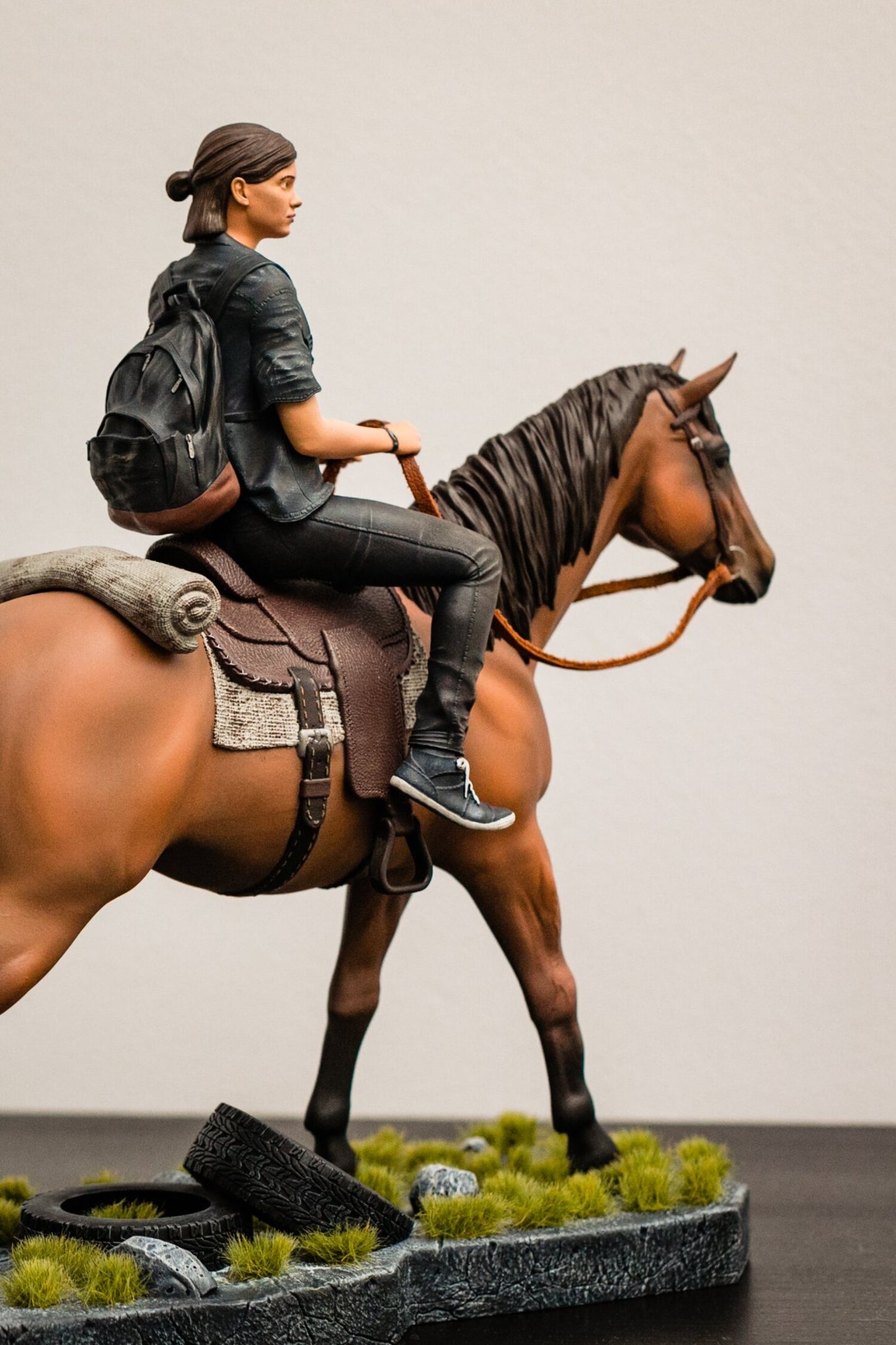 The Last of Us Ellie Figur The Last of Us Pferd und Ellie Objekt Groß 25CM