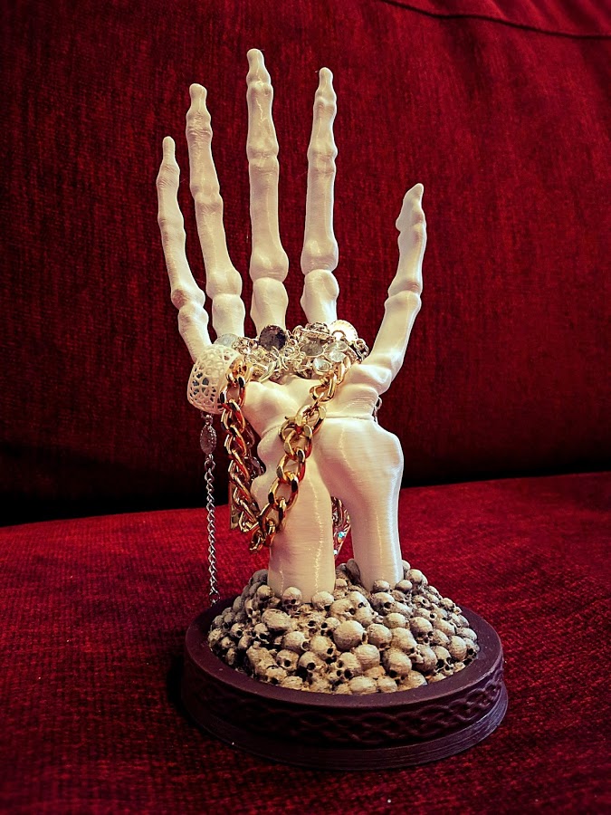 Schmuckhalter in Form einer Skeletthand, großer Schmuckständer in Form einer Skeletthand