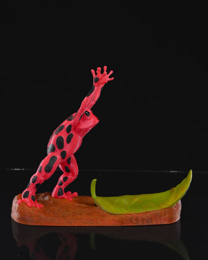 Dekorativer Weinflaschenhalter mit gepunkteter Froschfigur