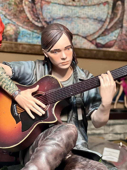 The Last of Us Ellie Figür The Last of Us Gitar Çalan Ellie Obje Büyük Boy 25CM