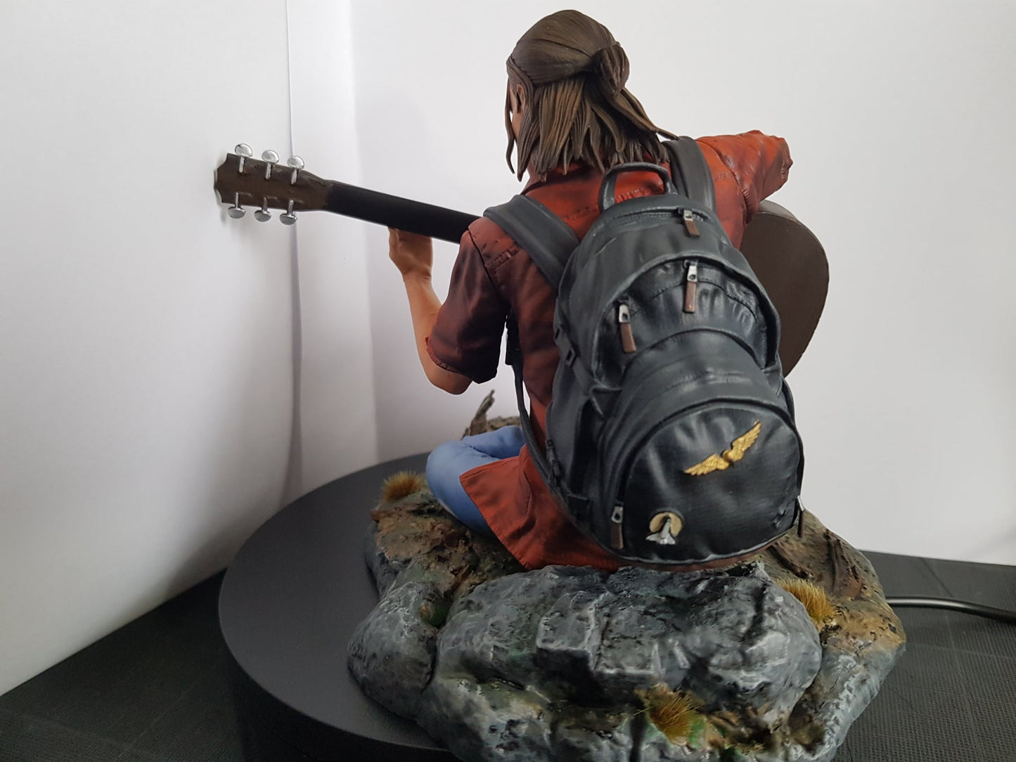 The Last of Us Ellie Figur The Last of Us Ellie Gitar spielend Objekt Groß 25CM