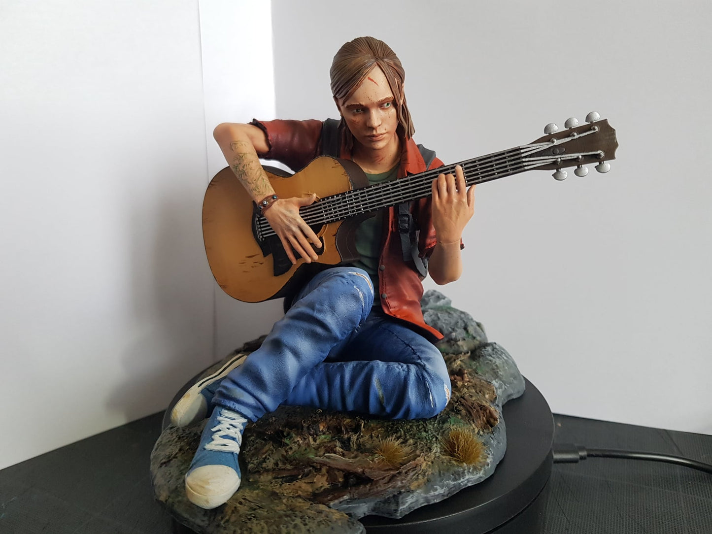 The Last of Us Ellie Figur The Last of Us Ellie Gitar spielend Objekt Groß 25CM