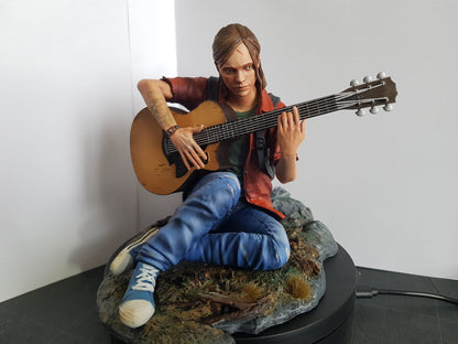 The Last of Us Ellie Figur The Last of Us Ellie Gitar spielend Objekt Groß 25CM