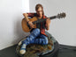 The Last of Us Ellie Figur The Last of Us Ellie Gitar spielend Objekt Groß 25CM