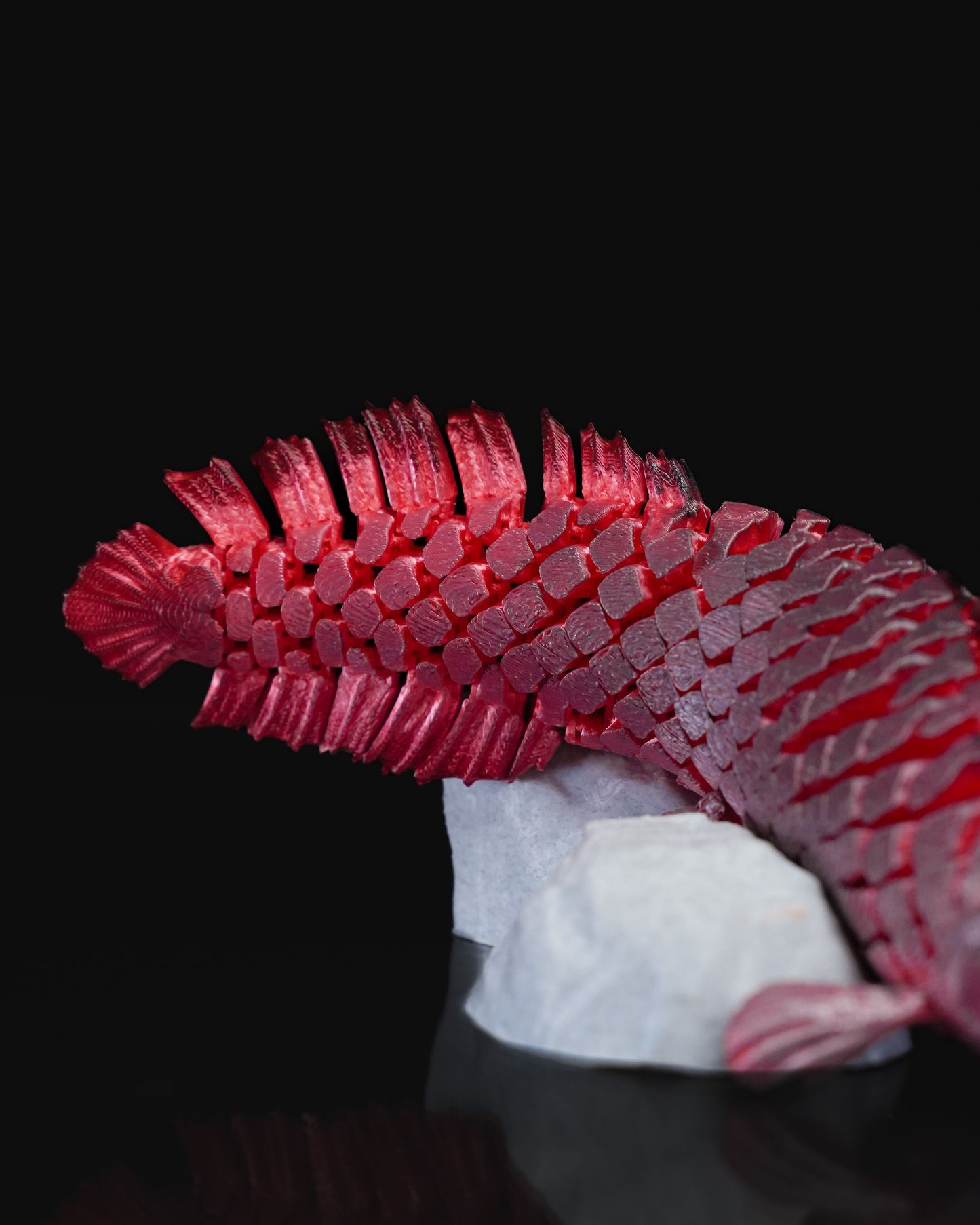Roter Fisch Bewegliches Spielzeug Roter Fisch Dekoratives Objekt mit Ständer