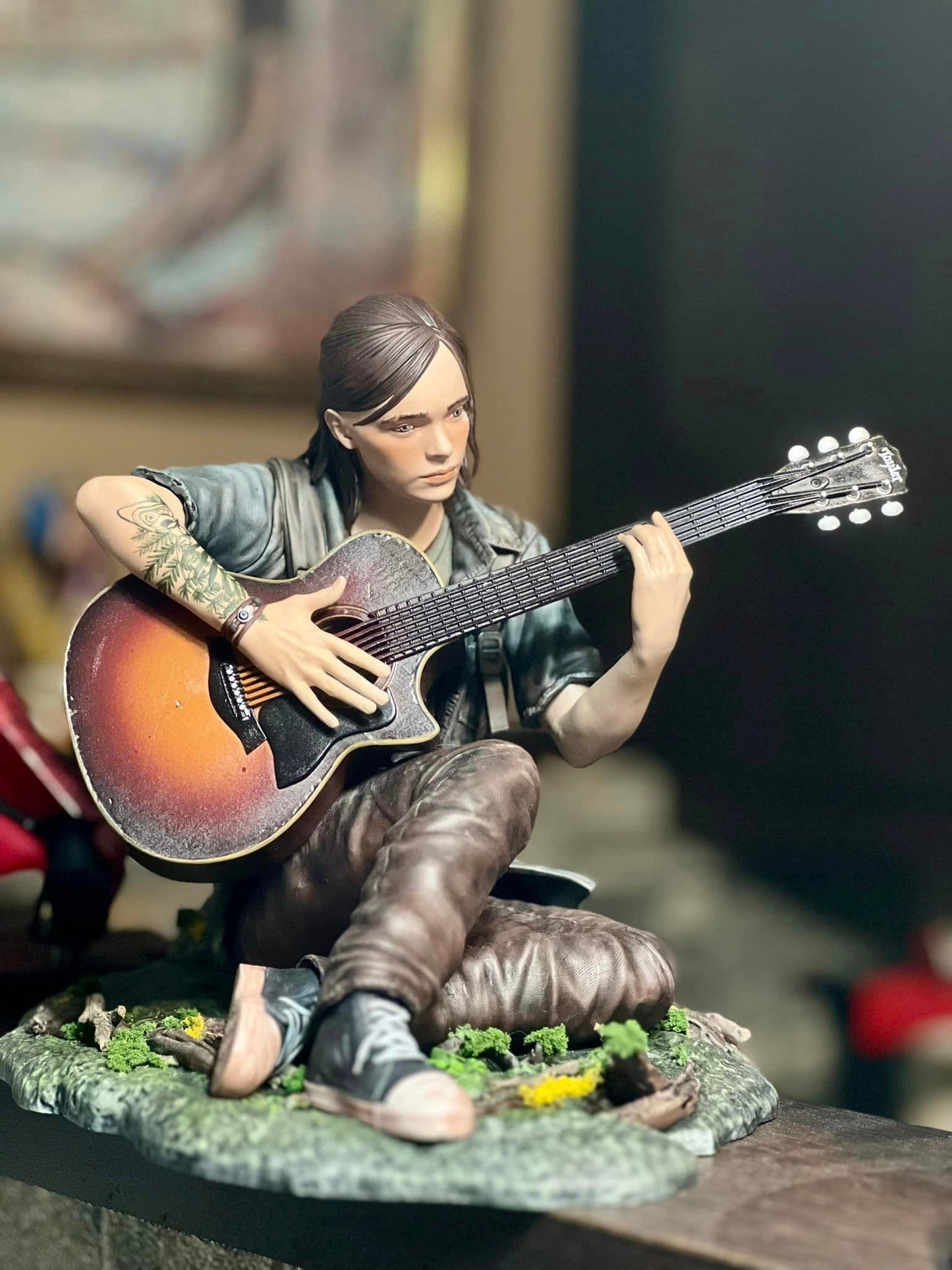 The Last of Us Ellie Figur The Last of Us Ellie Gitar spielend Objekt Groß 25CM