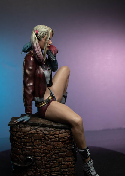Harley Quinn Bemalte Figur 25 cm
