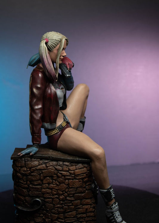 Harley Quinn Bemalte Figur 25 cm
