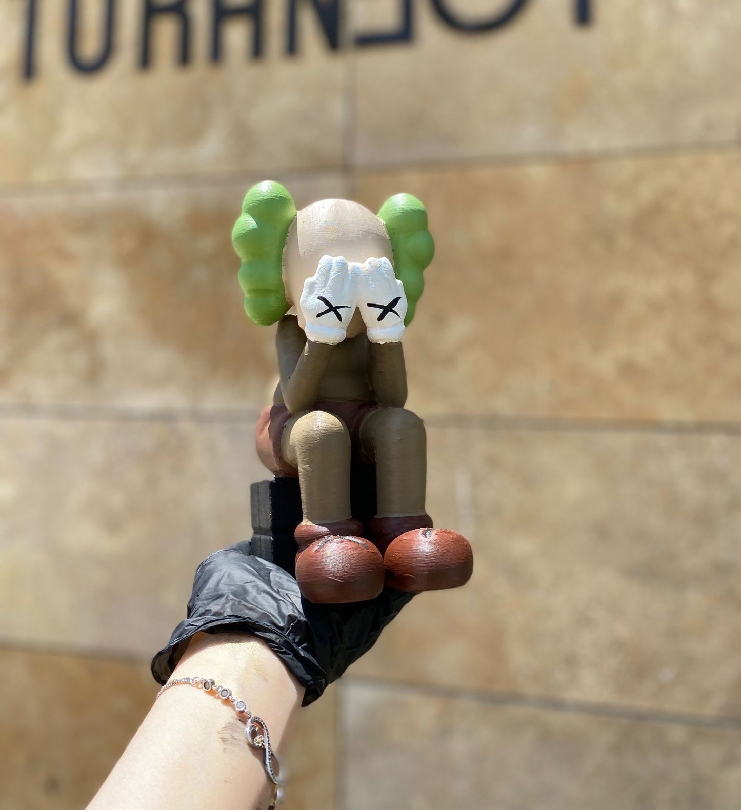 Kaws Crying On Seat Bemalte Figur 20 Cm Hoch