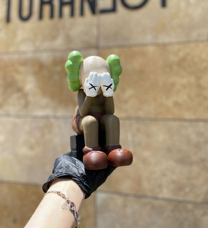 Kaws Crying On Seat Bemalte Figur 20 Cm Hoch