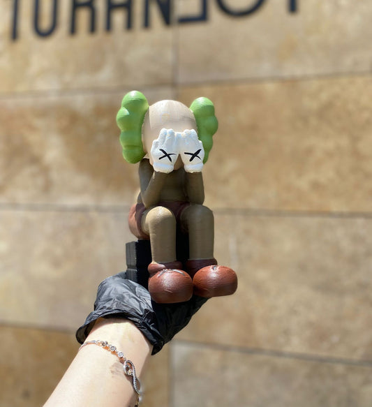 Kaws Crying On Seat Boyalı Figür 20 Cm Boy