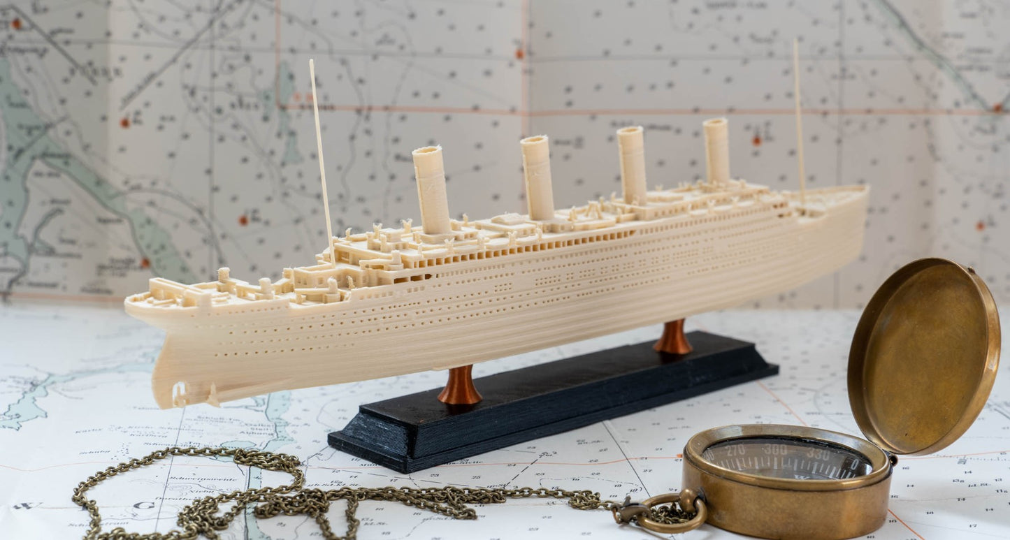 Titanic Figur mit Ständer 26 cm (Große Ausführung)