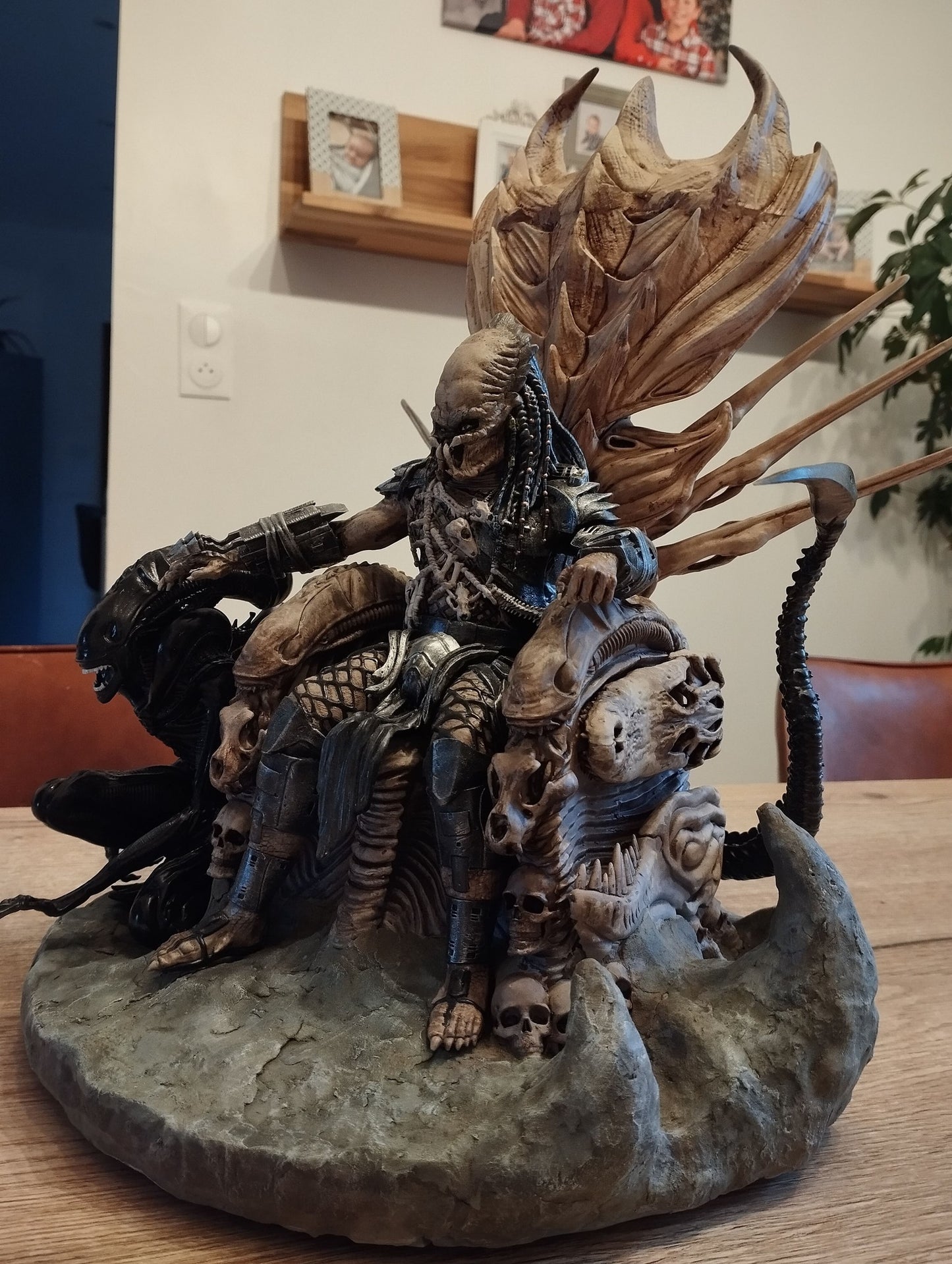 King Predator Bemalte Figur 25 CM Großformat