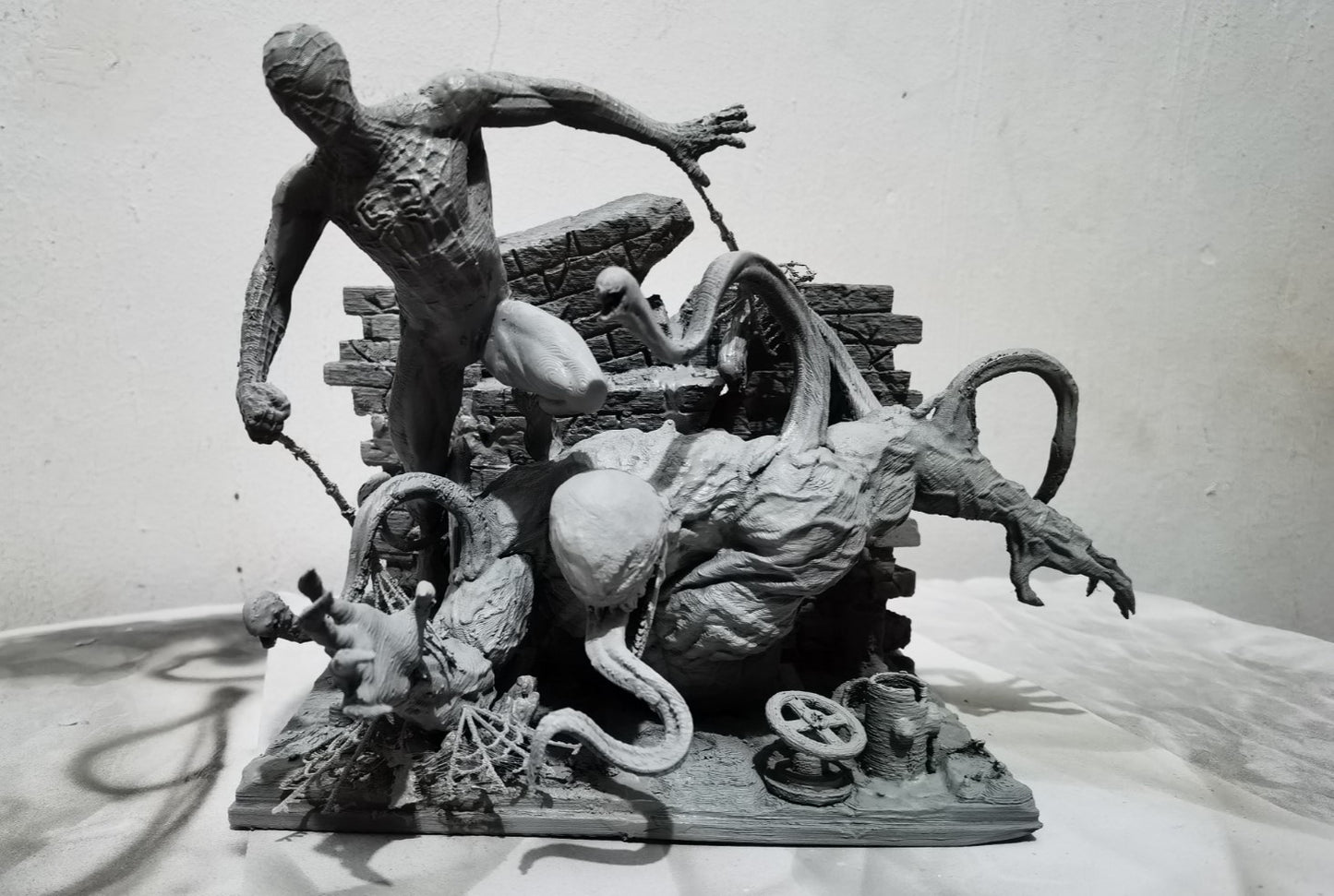 Spiderman gegen Venom Detaillierte Statue Groß