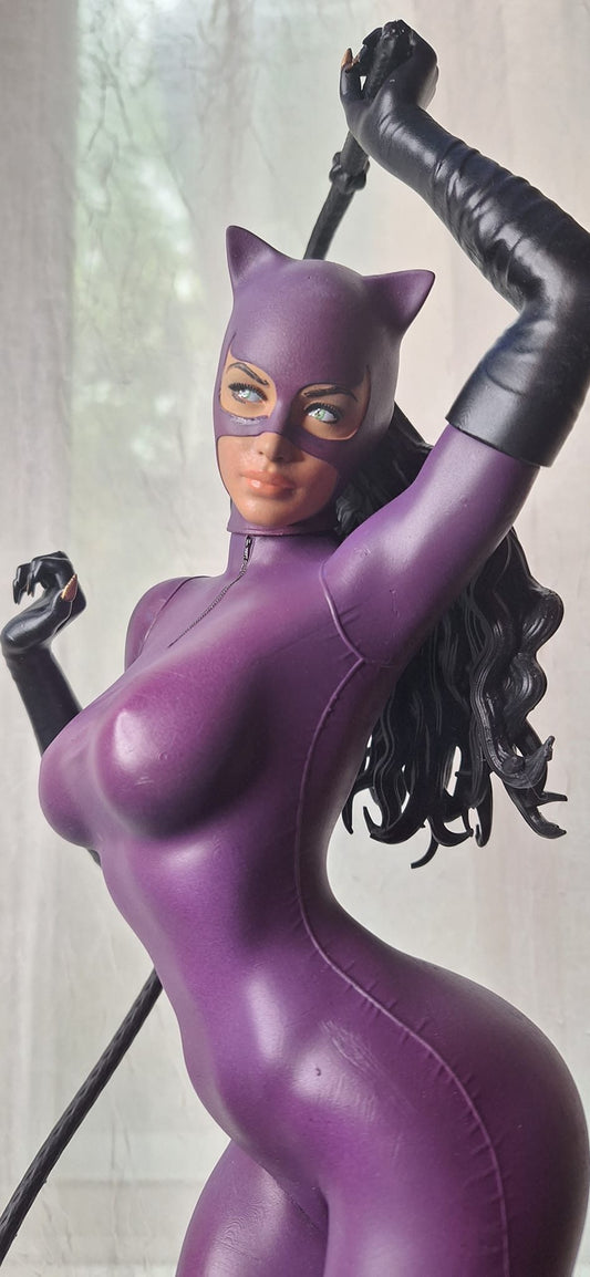 Lila Anzug Catwoman Figur Handbemalte Figur 25 CM