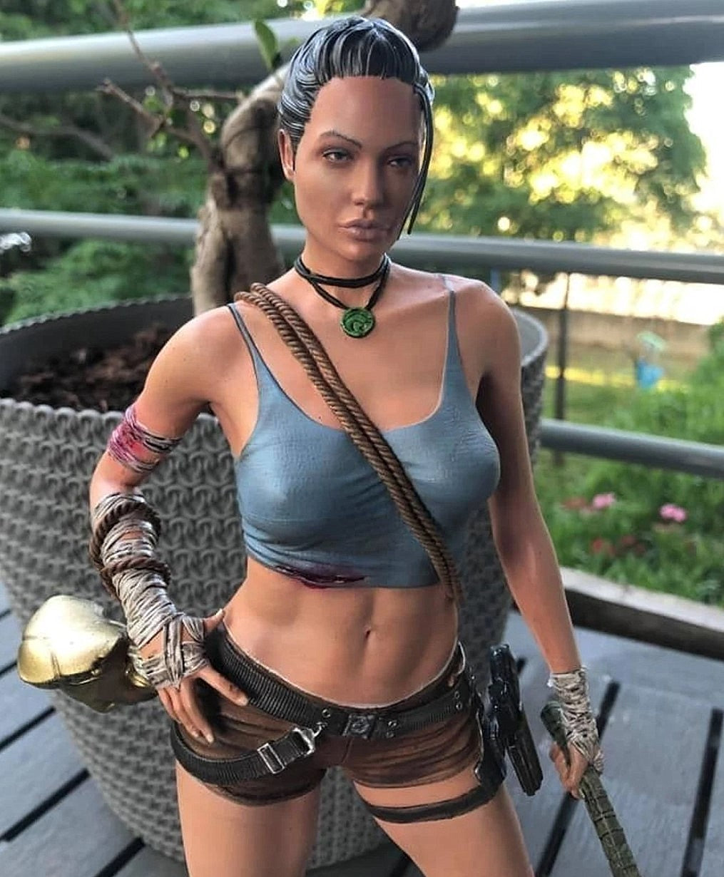 Angelina Jolie Tomb Raider Pose Bemalte Figur 25 cm (Riesengröße)