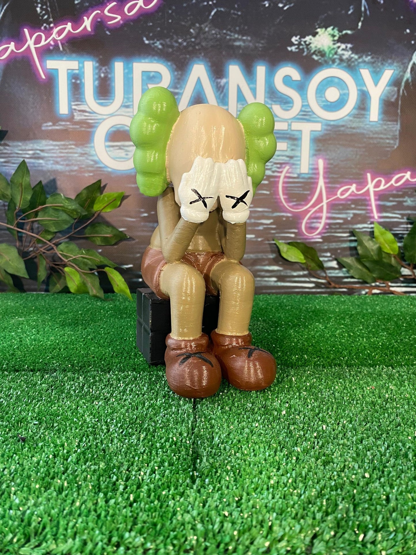 Kaws Crying On Seat Bemalte Figur 20 Cm Hoch