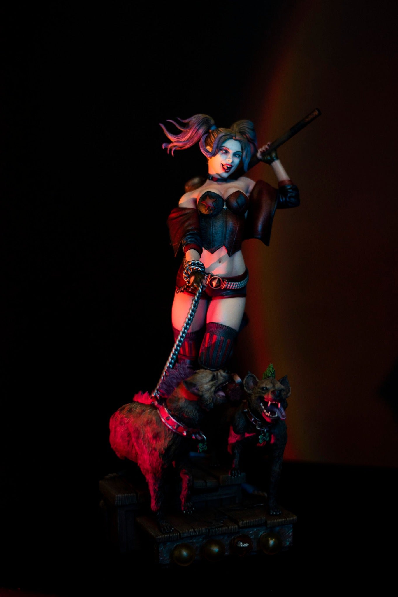 Harley Quinn and Dogs Naughty Girl Bemalte Figur 25 CM