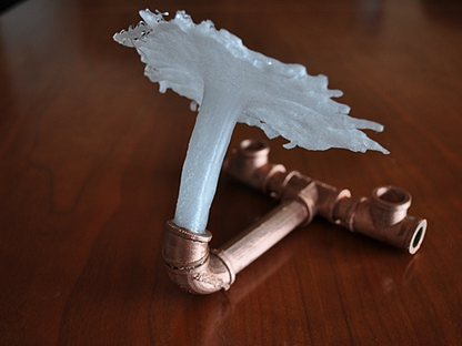iPad-Ständer mit springendem Wasser-Look