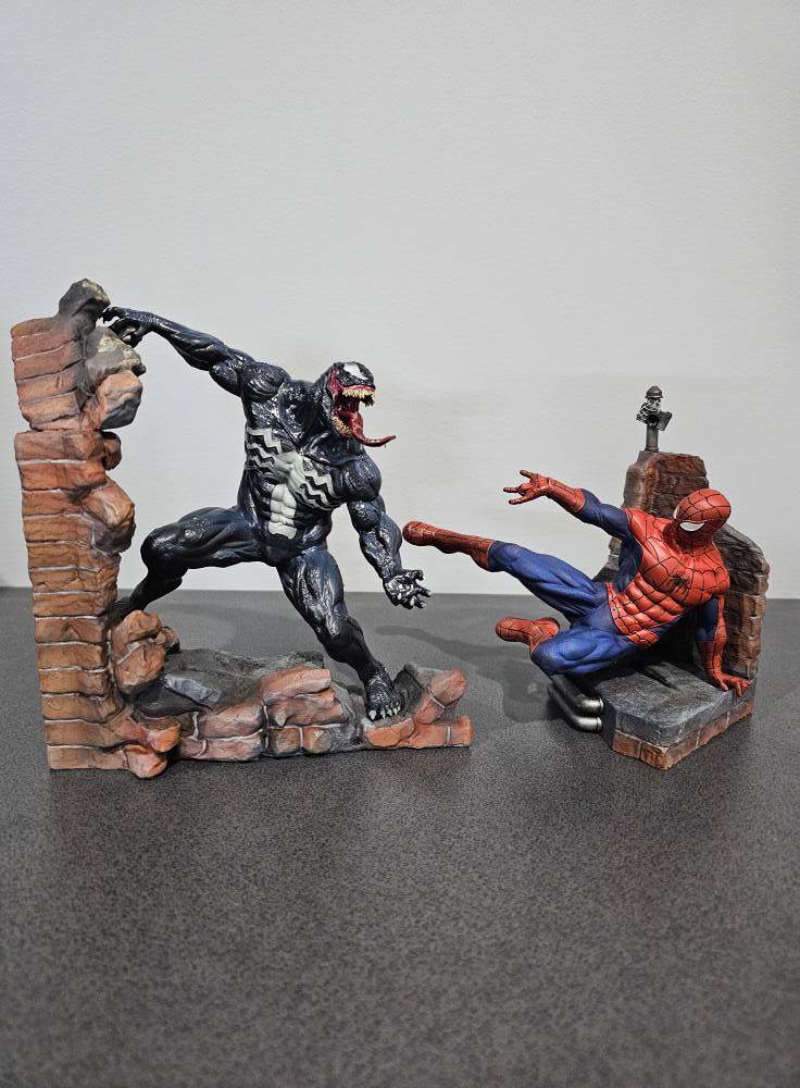 Spiderman VS Venom Ewiger Feind 2K Diorama Bemalte Figur 25 cm